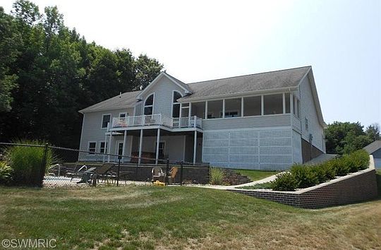 3rd image of 1320 N Hillside Dr