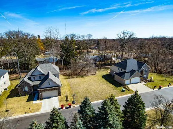 24714 Pembrooke Dr, Southfield, MI 48033