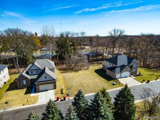 24714 Pembrooke Dr, Southfield, MI 48033