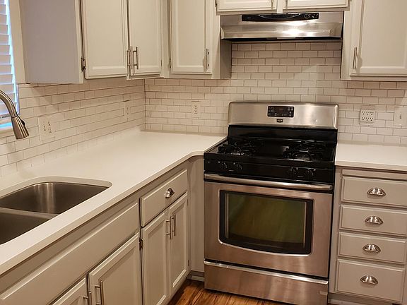 4th image of 611 Andrew St