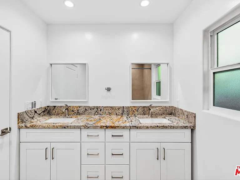 17623 Burbank Blvd — Photo 15