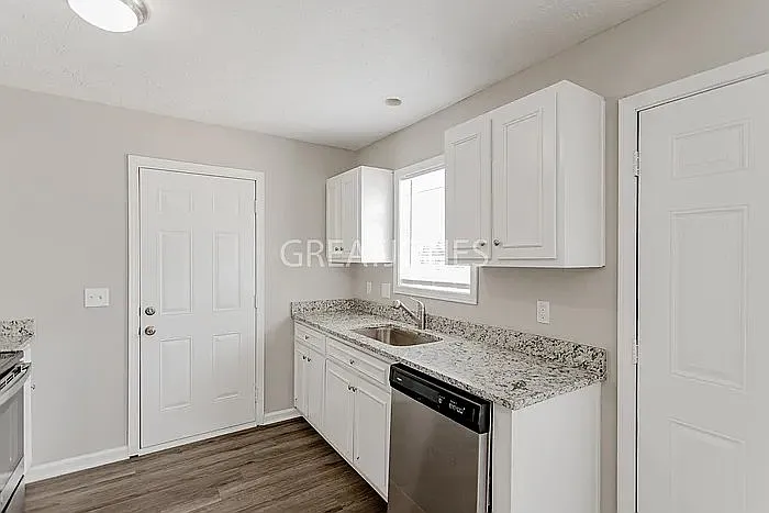 4 bed, 2.5 bath, 1504 sqft, $1,522 — Photo 2