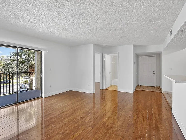 400 Palm Cir W #306 — Photo 5