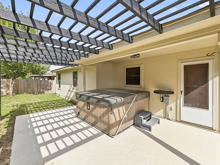 919 Flanagan Dr — Photo 23