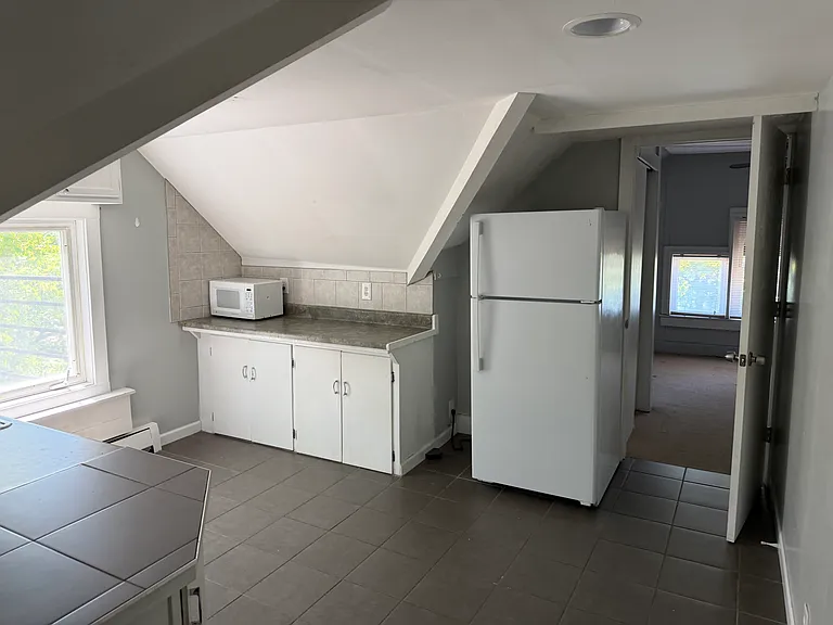 364 Alexander St — Photo 4
