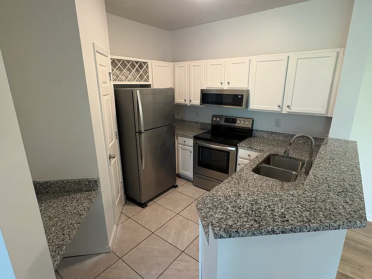 310 Riverbend Dr #1E — Photo 2