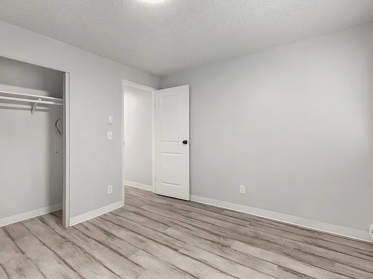 2550 N Vassault St — Photo 32