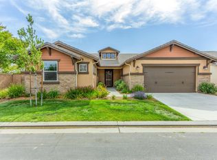 1689 N Piccadilly Ln, Clovis, CA 93619