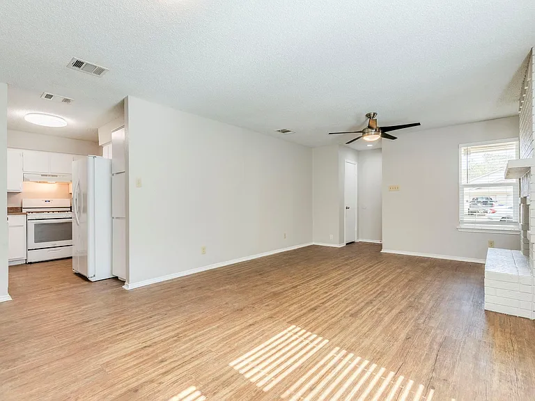 1110 Hyridge St — Photo 3