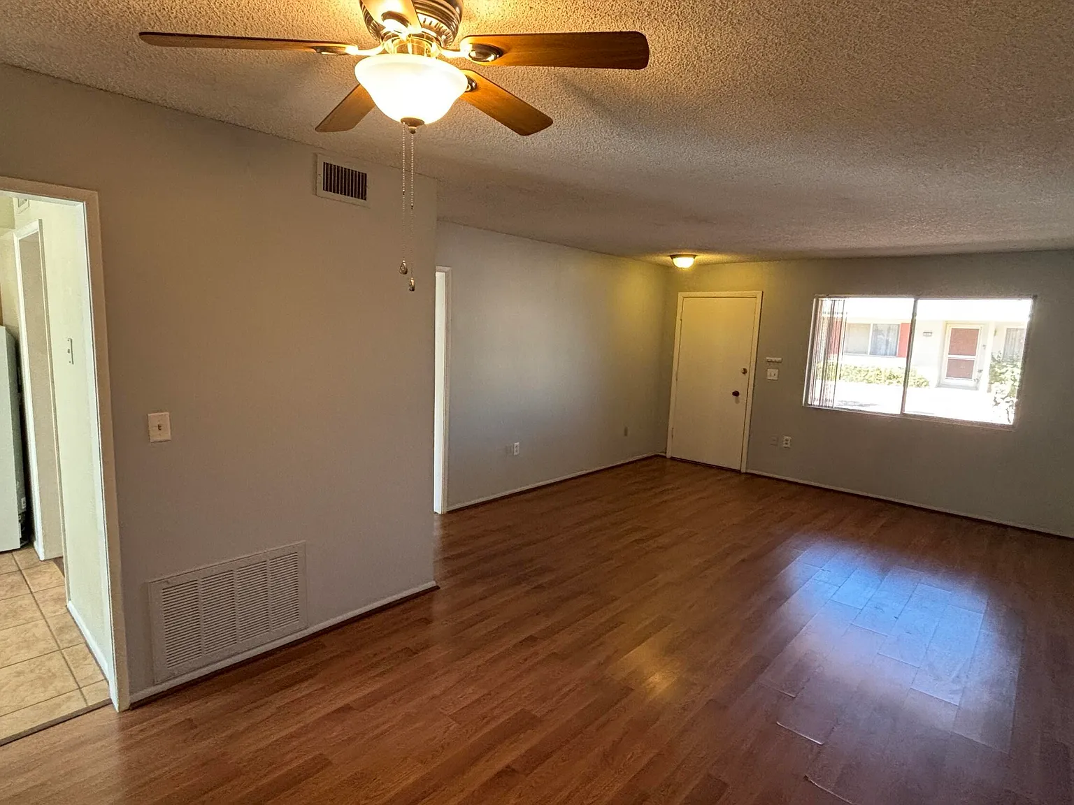 1 bed, 1.0 bath, 879 sqft, $1,250 — Photo 4