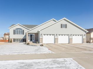 2204 44th Ave S, Grand Forks, ND 58201