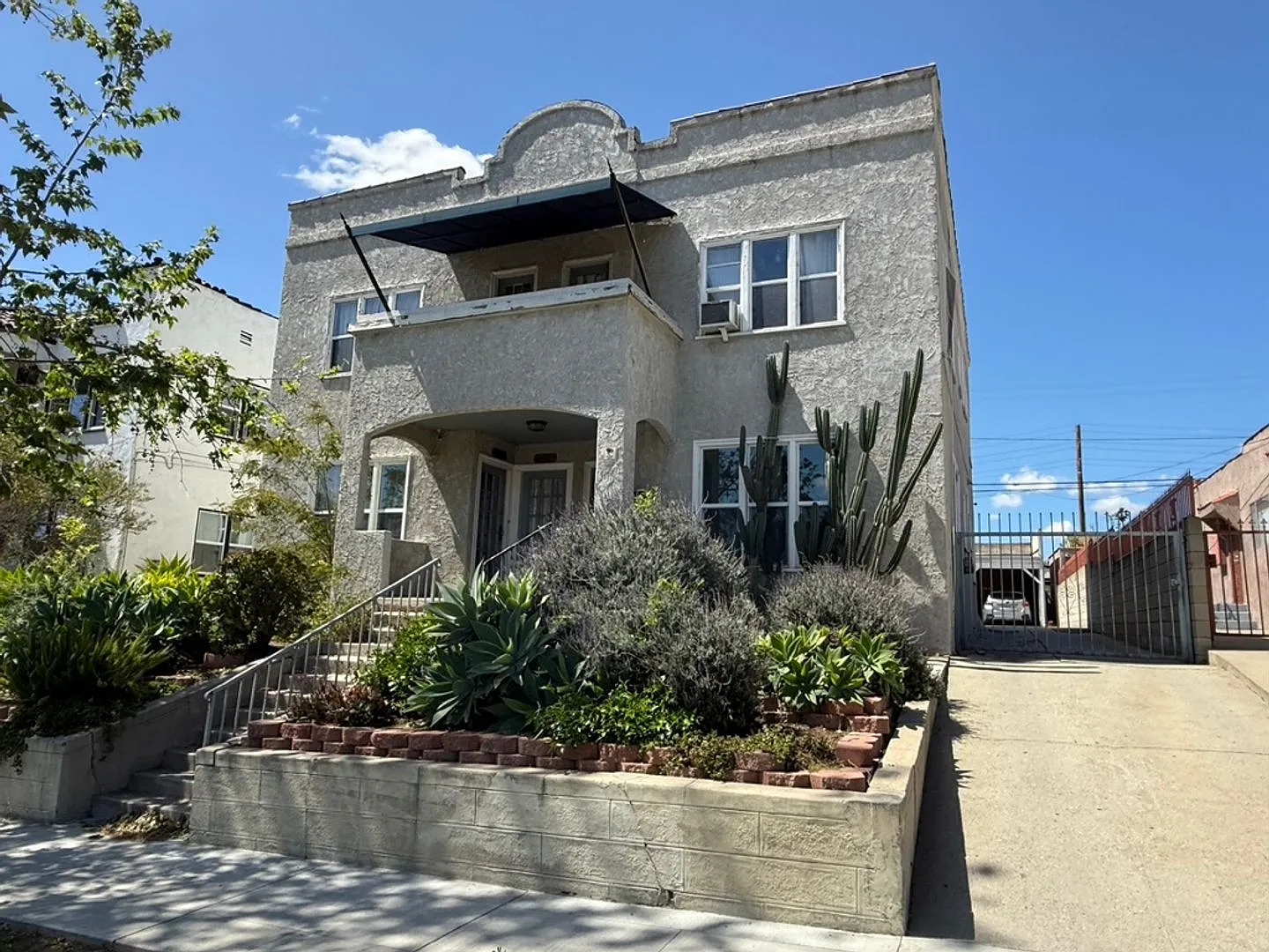 1143 N Commonwealth Ave — Photo 2