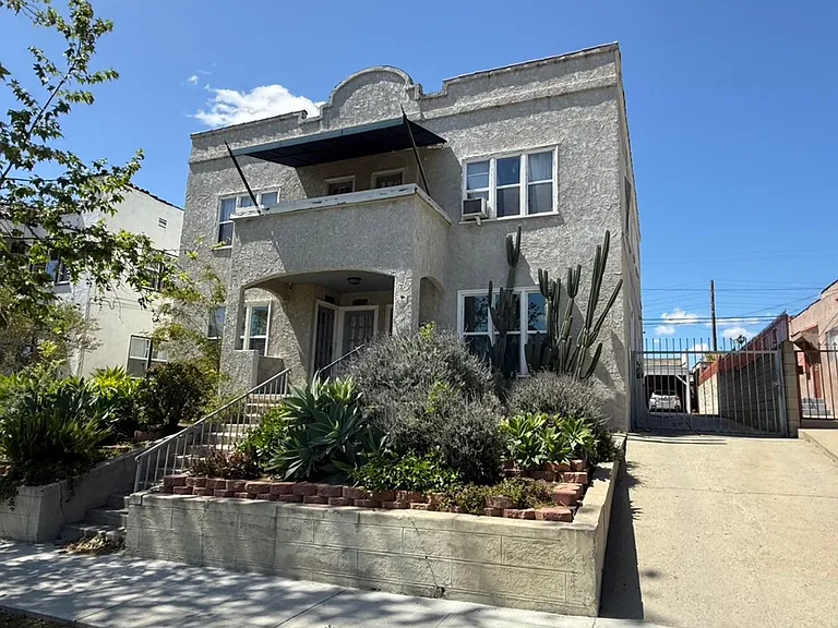 1143 N Commonwealth Ave — Photo 22