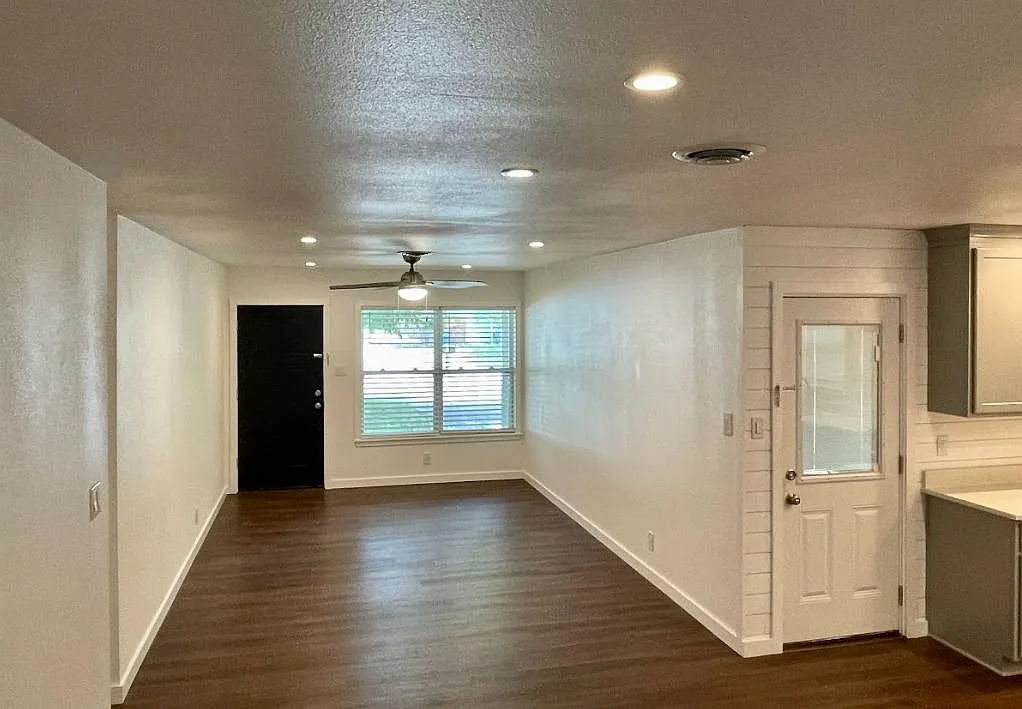 3 bed, 1300 sqft, $2,700 — Photo 4