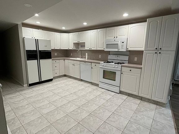 large kitchen with amenities