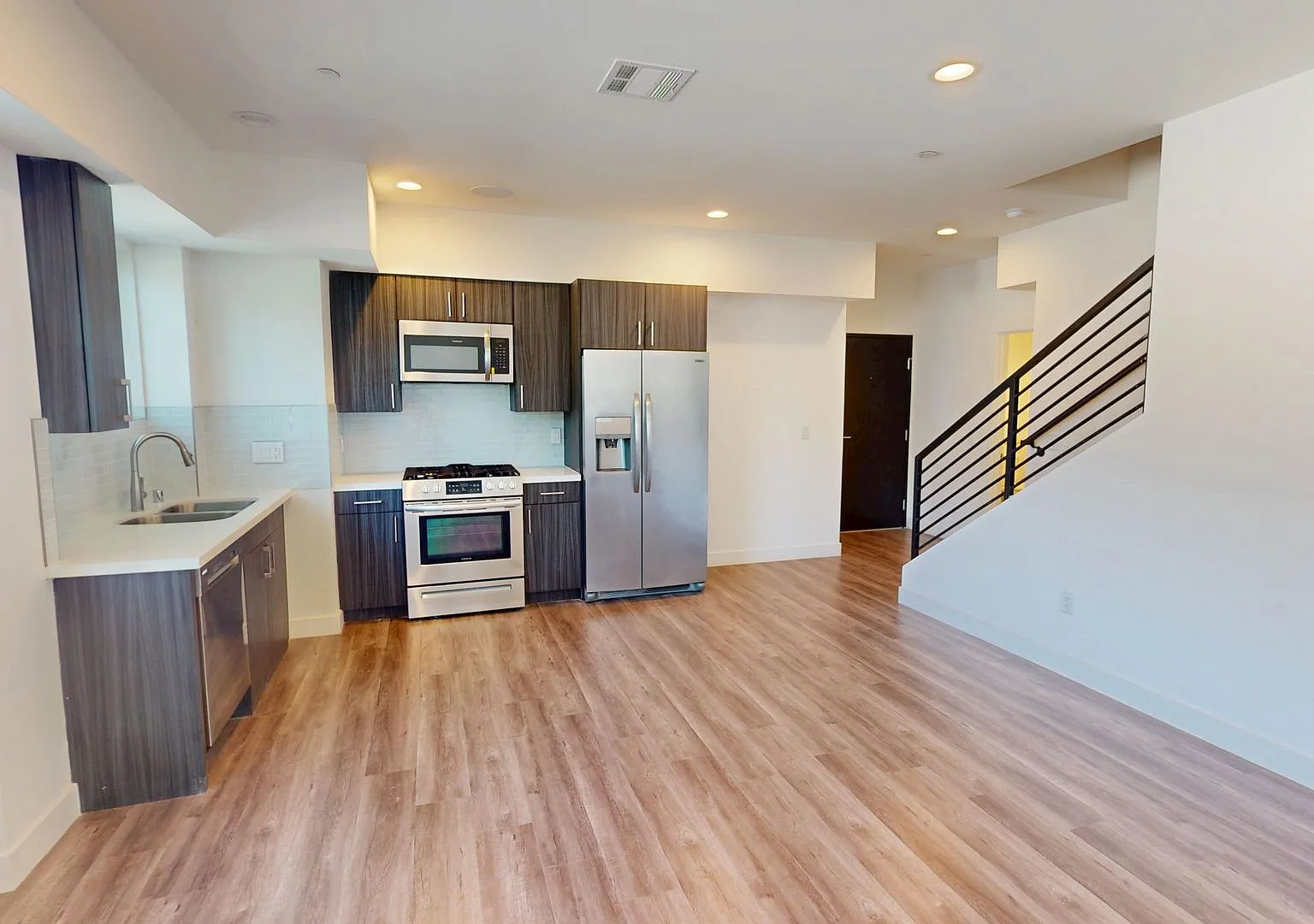 14827 Victory Blvd — Photo 2