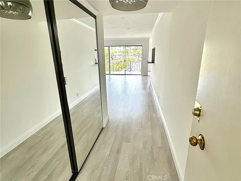 423 S Rexford Dr — Photo 7