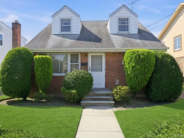 27 Plymouth Avenue, Mineola, NY 11501