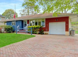 8 Pittoni Dr, Commack, NY 11725
