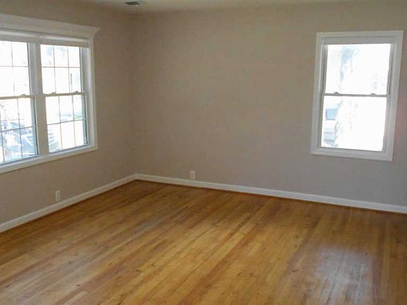5th image of 3109 Southlawn St