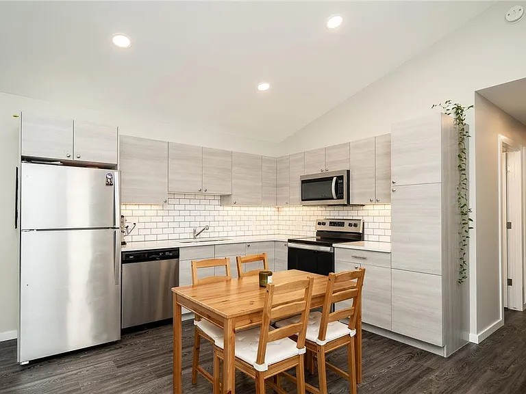 427 Saint Jean Baptiste St — Photo 4