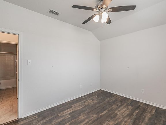 4th image of 1113 Emerald Leaf Dr