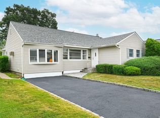 492 Lariat Ln, Bethpage, NY 11714