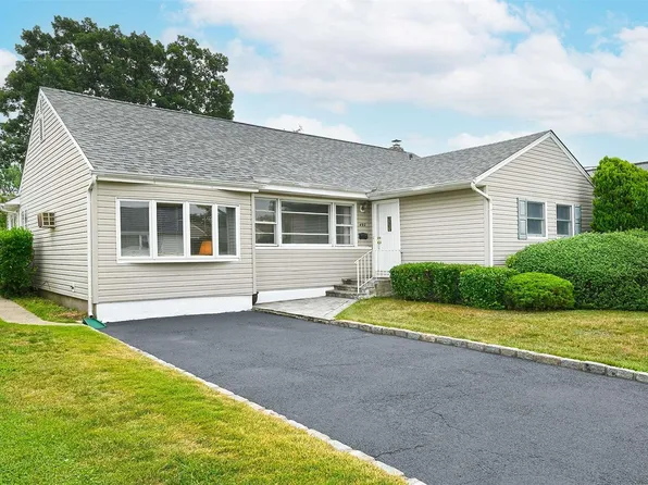 492 Lariat Lane, Bethpage, NY 11714
