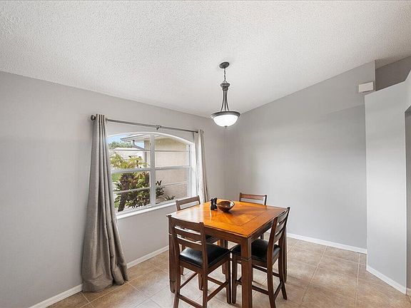 4th image of 402 SW Jeanne Avenue