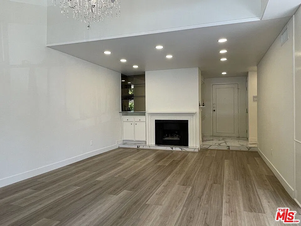 3 bed, 3.0 bath, 1710 sqft, $4,600 — Photo 3