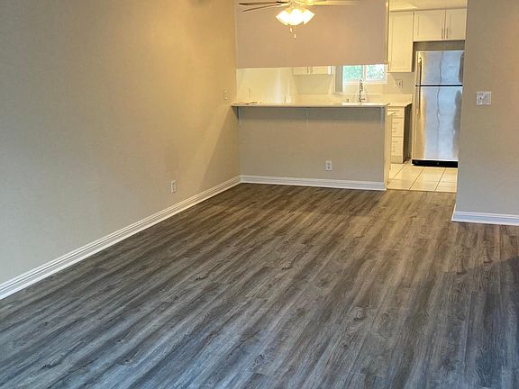 2nd image of 5051 Whitsett Ave APT 20