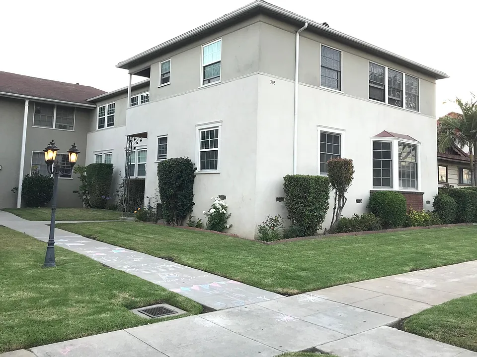 Beautiful landscaped Courtyard and lawn