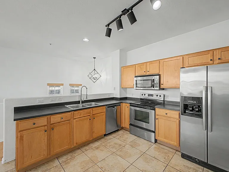 2233 E Huntington Dr — Photo 10