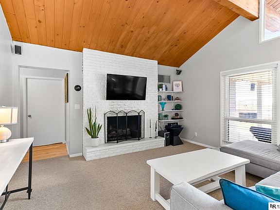 5th image of 552 W Lakeshore Dr