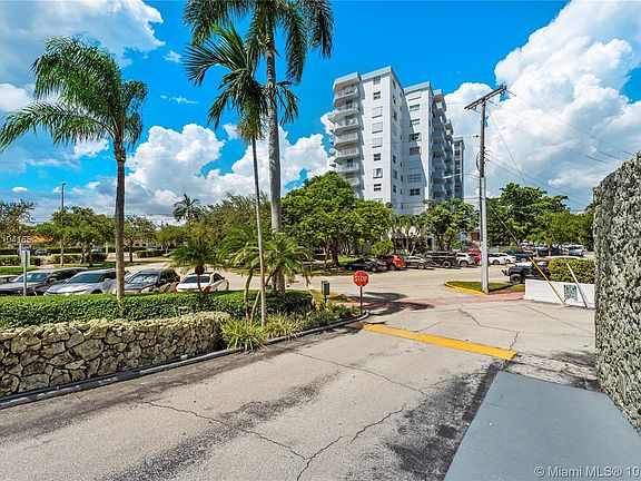 2nd image of 6900 Bay Dr APT 3B