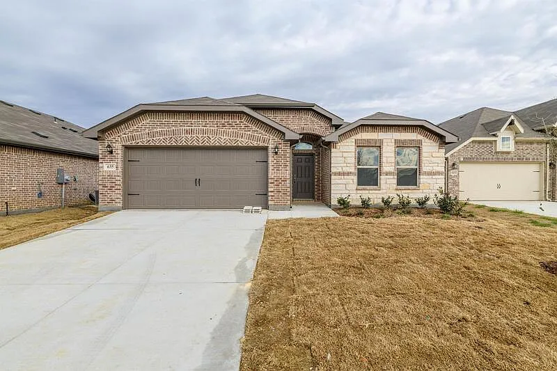 4 bed, 2.0 bath, 2022 sqft, $2,350 — Photo 1