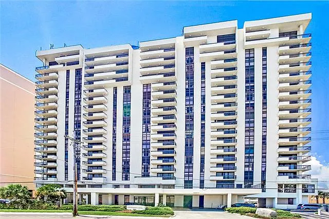 300 Lake Marina Ave #11D — Photo 1