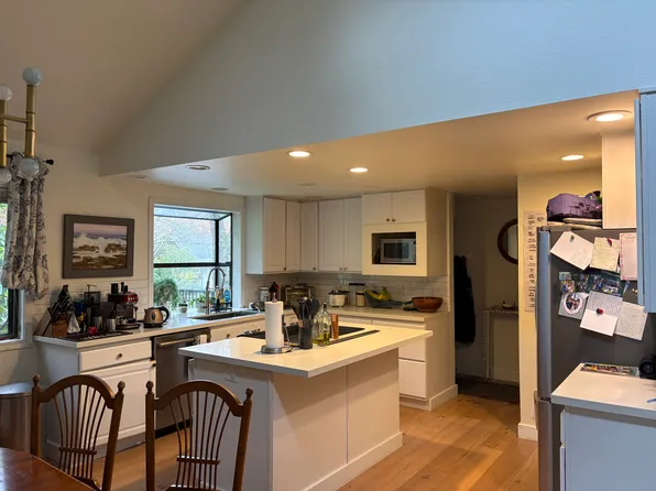 9809 SW Quail Post Rd, Portland, OR 97219