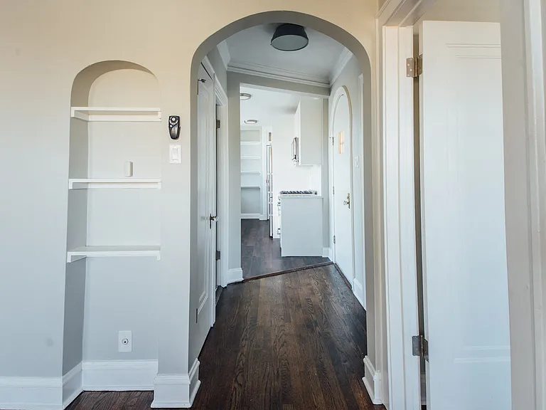 4329: Unit N2, 1BD - Bookshelf &amp; Hallway