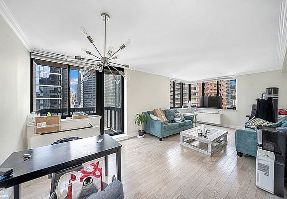 3rd image of 250 E 40th St APT 30B
