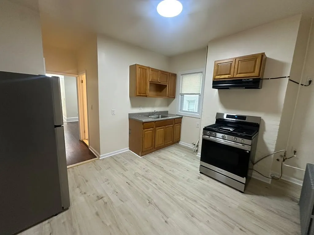 3 bed, 1.0 bath, $3,450 — Photo 3