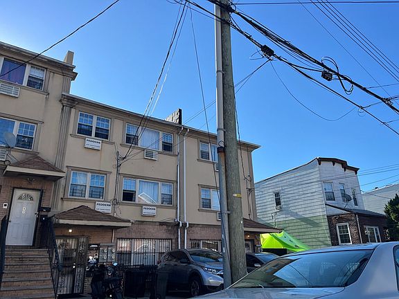 3rd image of 195 E 40th St