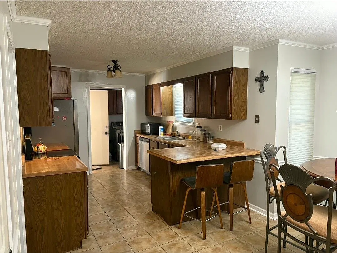 4 bed, 3.0 bath, 2404 sqft, $2,300 — Photo 4