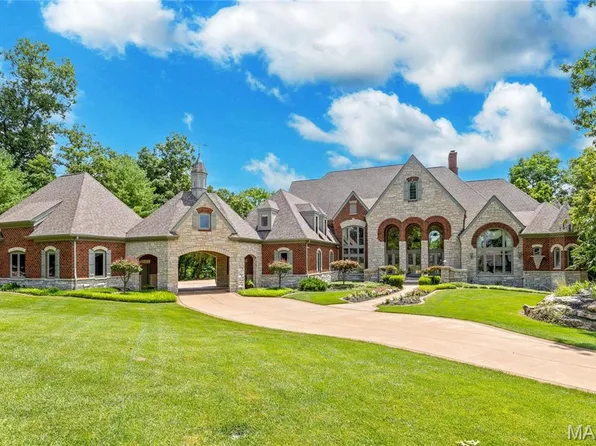 4 Upper Whitmoor Dr, Weldon Spring, MO 63304