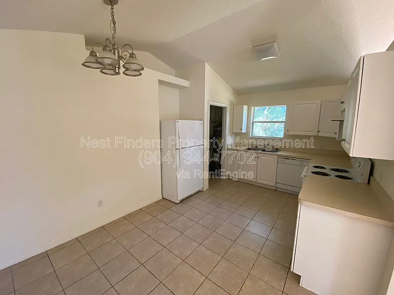 908 Helen St — Photo 7