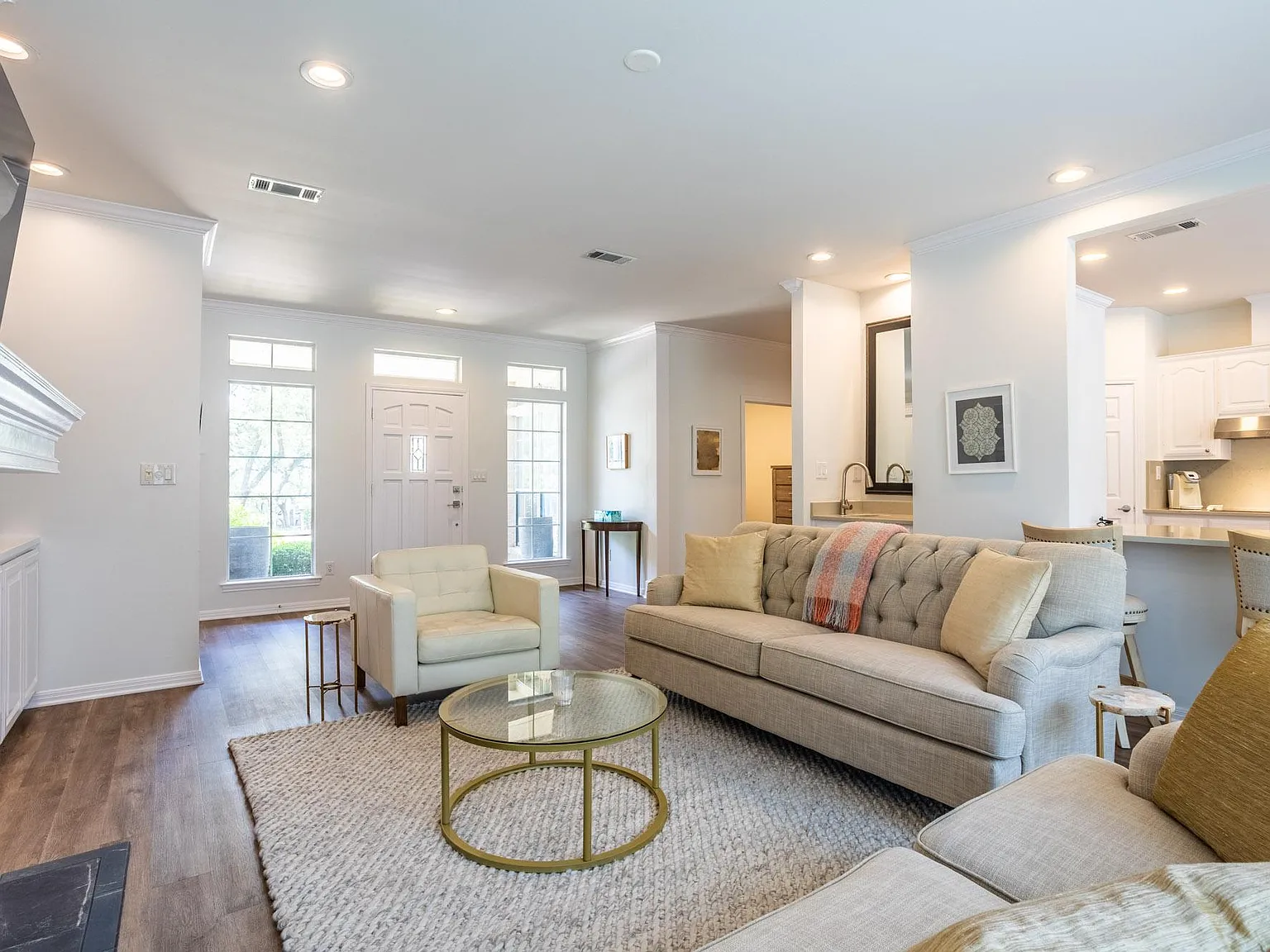 1413 Lakeway Dr — Photo 3