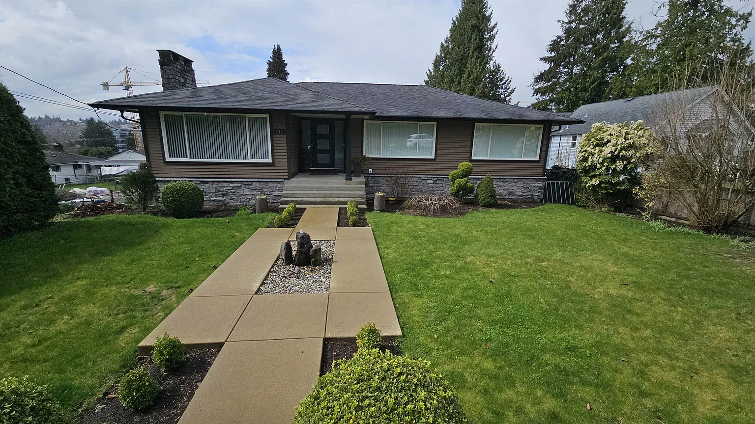 376 Richard St photo 1
