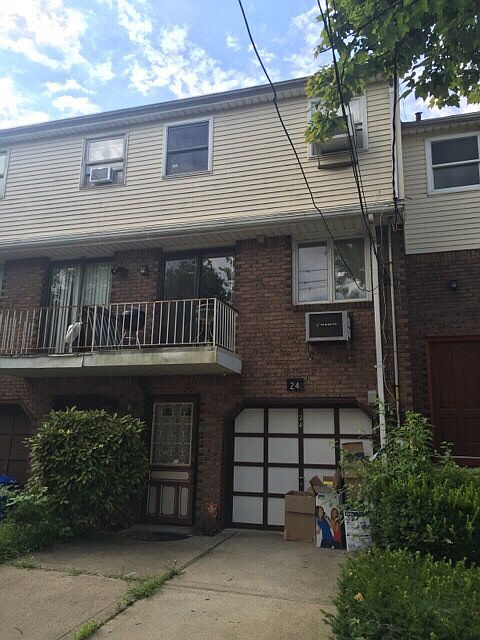 1st image of 24 Oakville St