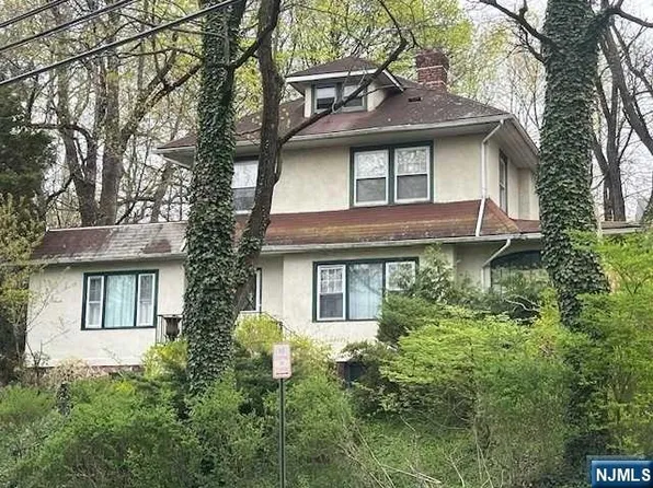 211 Glenwood Ave, Leonia, NJ 07605