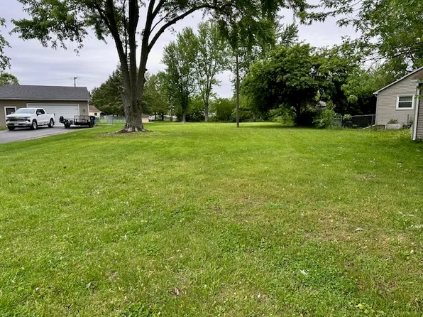 151 Holiday Dr, Somonauk, IL 60552